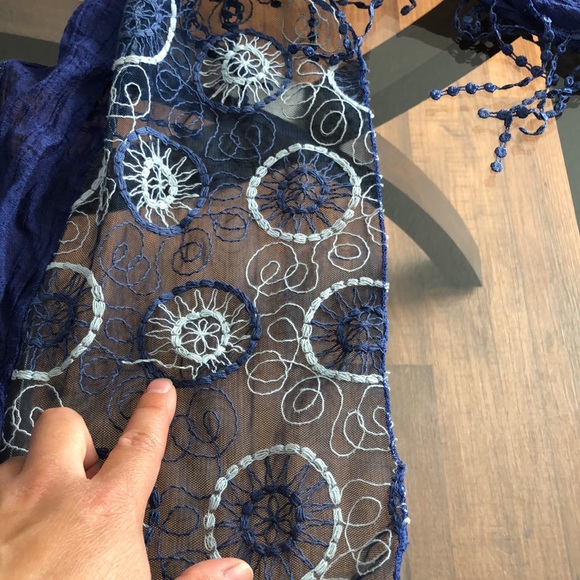 3 accessory scarves - Picture 6 of 6